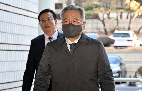 박근혜-최순실' 게이트를 수사한 박영수 전 특별검사가 13일 서울 서초구 서울중앙지법에서 열린 '대장동 50억 클럽' 의혹 관련 1심 선고 공판에 출석하고 있다. [사진공동 취재단]